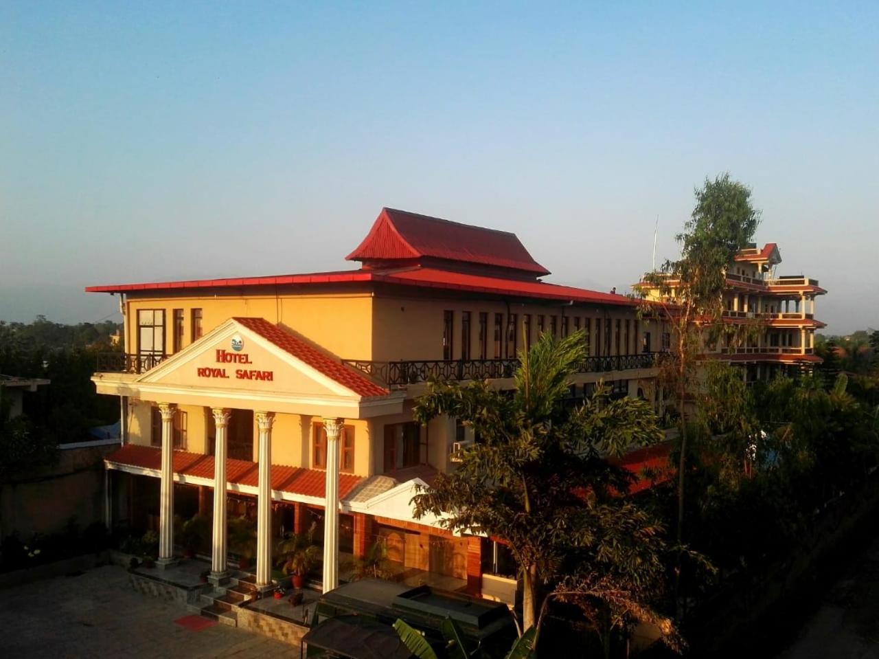 Hotel Royal Safari Sauraha Exterior photo