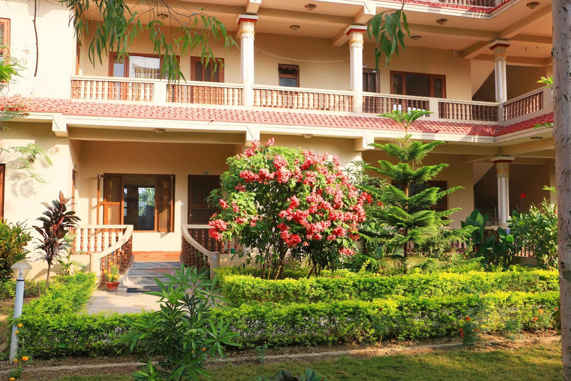 Hotel Royal Safari Sauraha Exterior photo