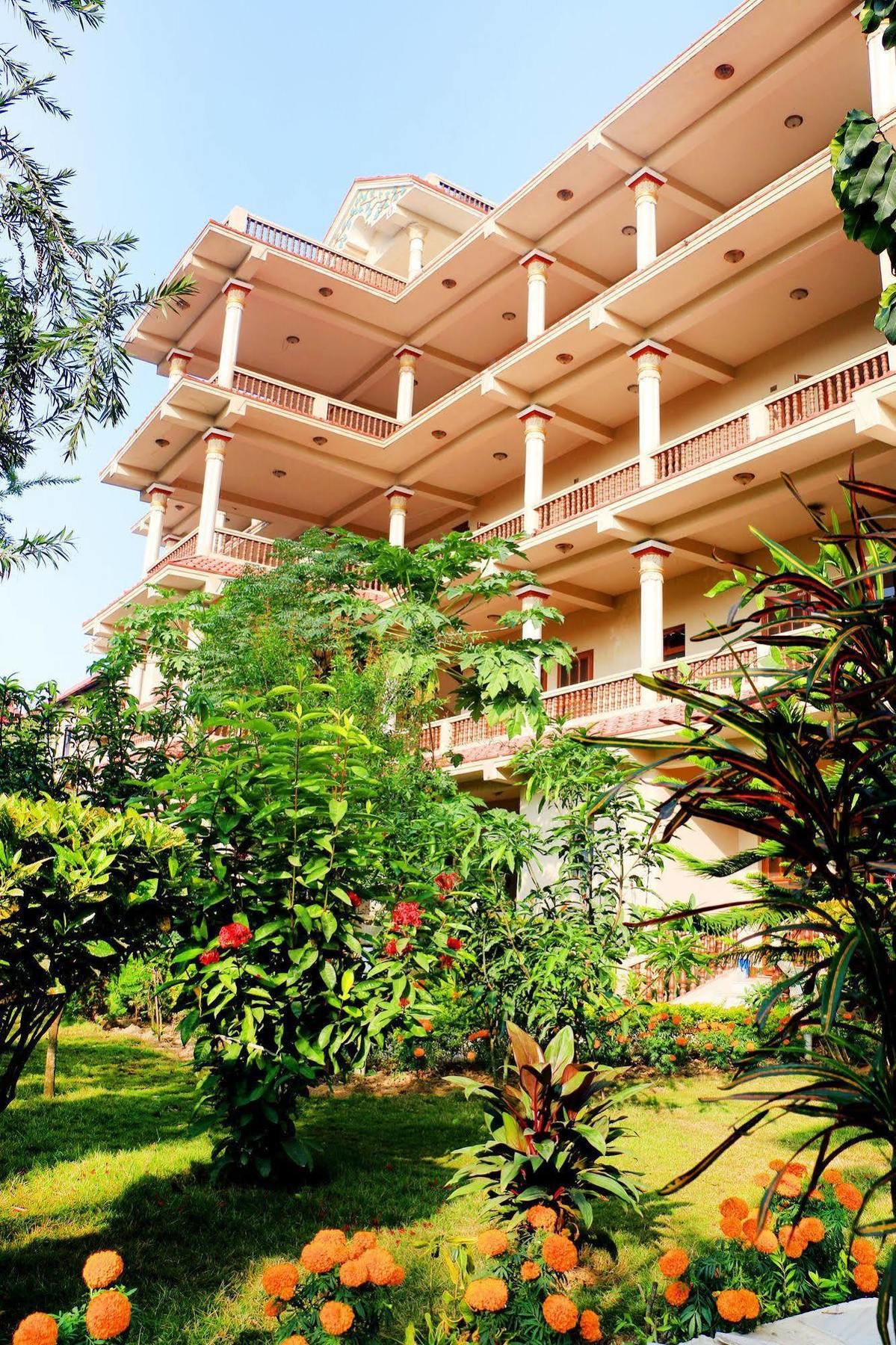 Hotel Royal Safari Sauraha Exterior photo